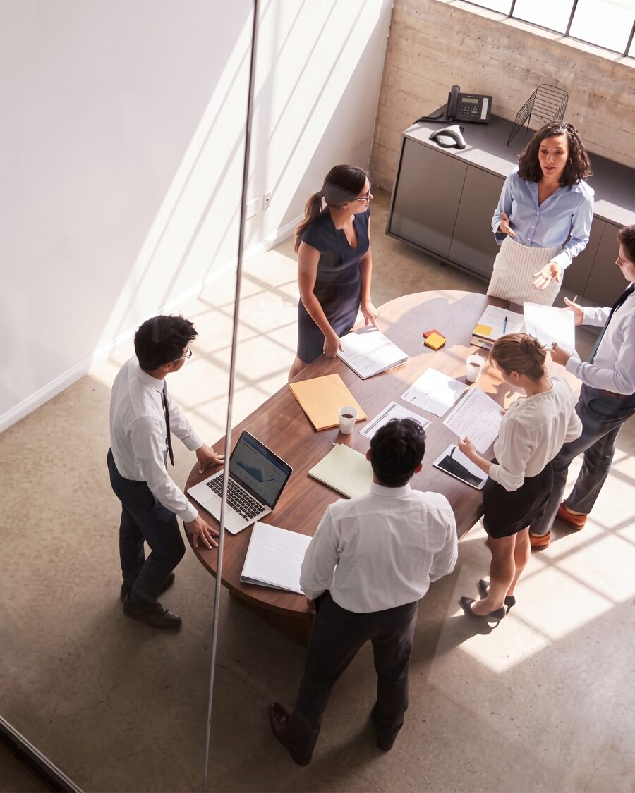 Equipe de Forensics & Integrity da Protiviti conduzindo uma apuração